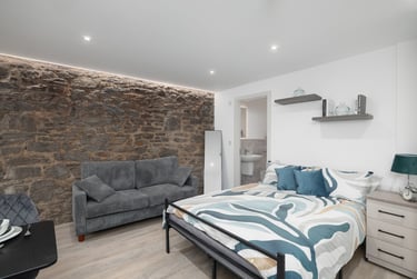 1 bed studio, North Hill, Plymouth, PL48ET - Image 1