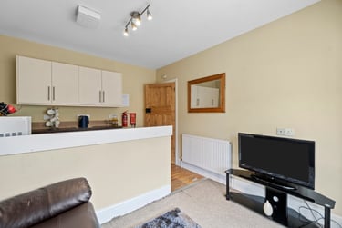 2 bed flat, Sefton Avenue, Lipson, Plymouth, PL47HB - Image 3