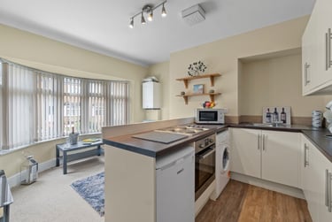 2 bed flat, Sefton Avenue, Lipson, Plymouth, PL47HB - Image 4