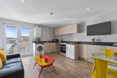 2 bed flat, Armada Street, North Hill, Plymouth, PL48LS - Image 1