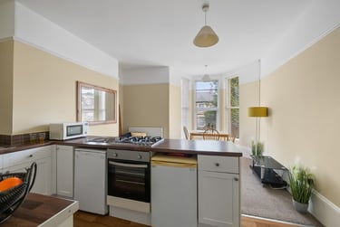 2 bed flat, Lisson Grove, Lipson, Plymouth, PL47DN - Image 2