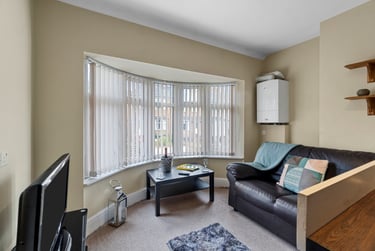 2 bed flat, Sefton Avenue, Lipson, Plymouth, PL47HB - Image 1