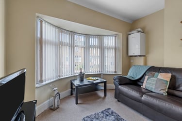 2 bed flat, Sefton Avenue, Lipson, Plymouth, PL47HB - Image 2