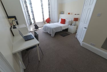 9 bed house, Royal Terrace, Barrack Road, Northampton, NN13RF - Image 1