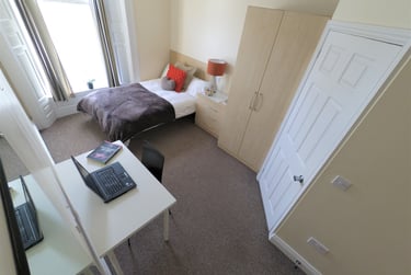 9 bed house, Royal Terrace, Barrack Road, Northampton, NN13RF - Image 4