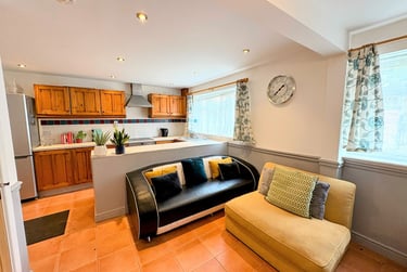 4 bed house, Lewis Close, City Centre, Nottingham, NG31NR - Image 2