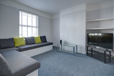 5 bed house, Marle Hill Parade, Francis Close Hall, Cheltenham, GL504LG - Image 1