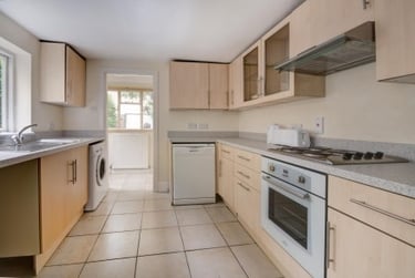 6 bed house, Swindon Road, St Pauls, Cheltenham, GL519HX - Image 1