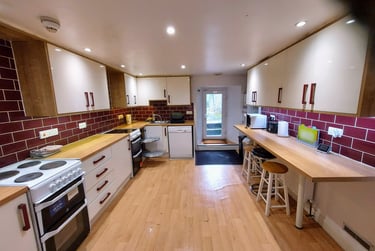 7 bed house, Top of Lisson Grove, Mutley, Plymouth, PL47DN - Image 2