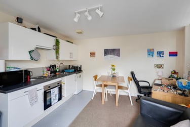 1 bed flat, 14 Furze Hill Road, Mutley, Plymouth, PL47JY - Image 1