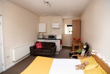 1 bed studio, 14 Furze Hill Road, Mutley plain, Plymouth, PL47JY - Image 1