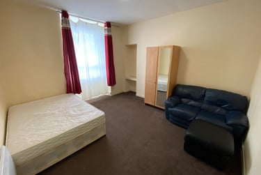 1 bed studio, Lawrence Street, Near university, Dundee, DD15QG - Image 1