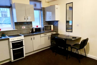 3 bed flat, Travis Place, Broomhall, Sheffield, S102DB - Image 2