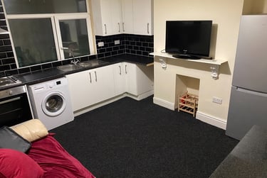 2 bed flat, Crookes Valley Road, Crookesmoor, Sheffield, S101BA - Image 1