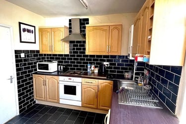 6 bed flat, Glossop Road, Broomhall, Sheffield, S102HP - Image 2