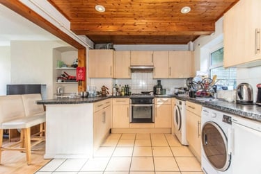 6 bed house, The highway, Near University, Brighton, BN24GB - Image 2