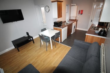 3 bed flat, Myrtle Grove, Jesmond, Newcastle, NE23HT - Image 2