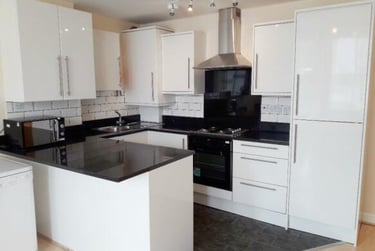 5 bed flat, Dickenson road, Victoria park, Manchester, M145HZ - Image 1