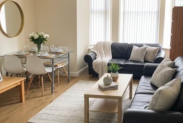 5 bed flat, Dickenson road, Victoria park, Manchester, M145HZ - Image 1