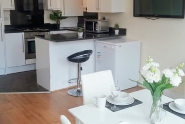 5 bed flat, Dickenson road, Victoria park, Manchester, M145HZ - Image 2