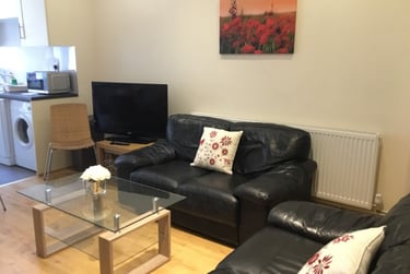 6 bed house, Dawlish Road, Selly Oak, Birmingham, B297AT - Image 1