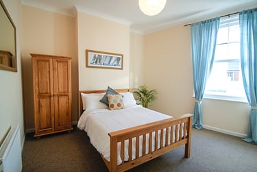 2 bed flat, Devonport Road, Stoke, Plymouth, PL34DL - Image 1