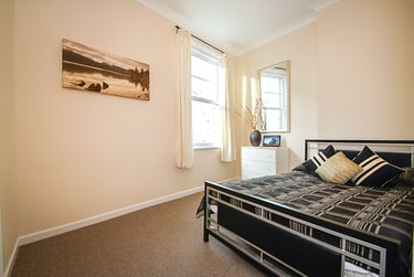 2 bed flat, Devonport Road, Stoke, Plymouth, PL34DL - Image 2