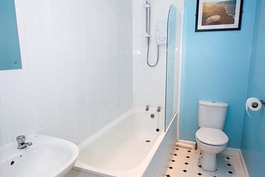 2 bed flat, Devonport Road, Stoke, Plymouth, PL34DL - Image 3