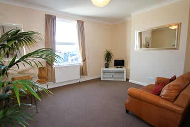 2 bed flat, Devonport Road, Stoke, Plymouth, PL34DL - Image 1