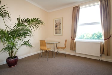 2 bed flat, Devonport Road, Stoke, Plymouth, PL34DL - Image 2