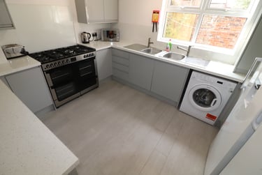 8 bed house, Chichester Street, Newton, Chester, CH14AD - Image 2