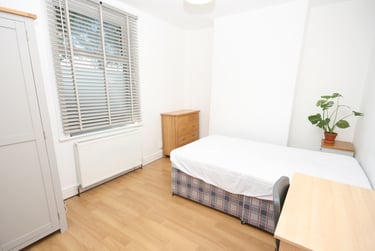 4 bed house, Gladstone Road, St Sidwells, Exeter, EX12EE - Image 2