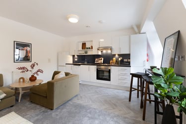 1 bed studio, Cowley Bridge Road, St David's, Exeter, EX44GS - Image 2