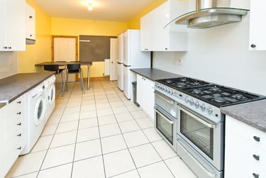 8 bed house, Harlaxton Drive, Lenton, Nottingham, NG71JD - Image 3