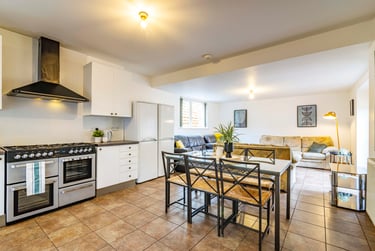 6 bed house, Harlaxton drive, Lenton, Nottingham, NG71JD - Image 1