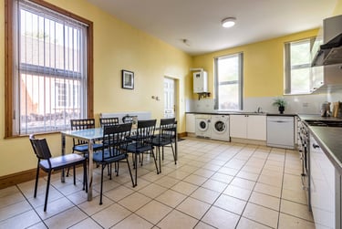 8 bed house, Barrack lane, Lenton, Nottingham, NG71AN - Image 2