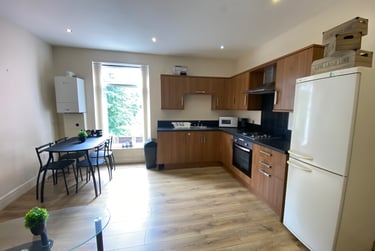 2 bed flat, Portland Cresent, Victoria park, Manchester, M130BU - Image 2