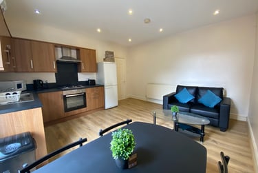 2 bed flat, Portland Cresent, Victoria park, Manchester, M130BU - Image 1