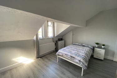 2 bed flat, Dickenson road, Longsight, Manchester, M130NG - Image 1