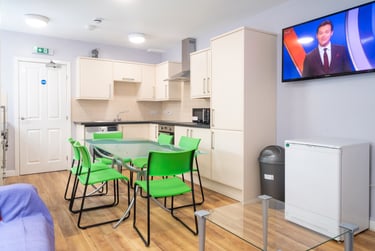 7 bed house, Hughenden Road, Near university, High wycombe, HP135PE - Image 1