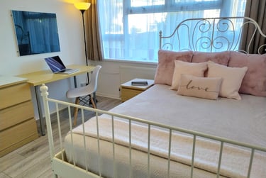 3 bed flat, Minute walk to university, Middle Street, Near university, Portsmouth, PO54BX - Image 1