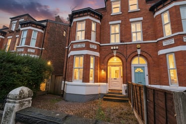 2 bed flat, Central Road, West Didsbury, Manchester, M204ZD - Image 1