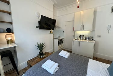 1 bed studio, Baker Street, Marylebone, London, NW16BU - Image 1