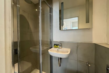 1 bed studio, Baker Street, Marylebone, London, NW16BU - Image 5