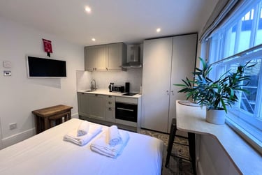 1 bed studio, Baker Street, Marylebone, London, NW16BU - Image 1