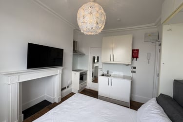 1 bed studio, Baker Street, Marylebone, London, NW16BU - Image 2