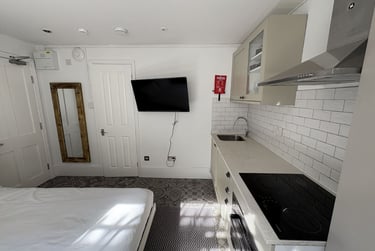 1 bed studio, Baker Street, Marylebone, London, NW16BU - Image 2