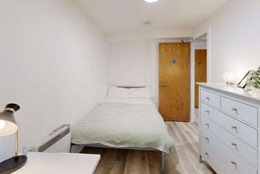 5 bed flat, New Street, City Centre, Falmouth, TR113LQ - Image 12