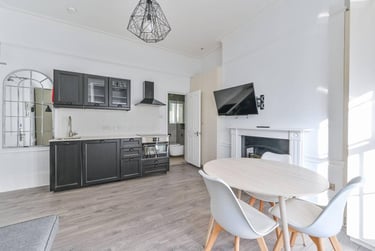 1 bed studio, Baker Street, Marylebone, London, NW16BU - Image 1