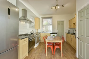 8 bed house, Clinton Avenue, Mount Pleasant, Exeter, EX47BA - Image 2